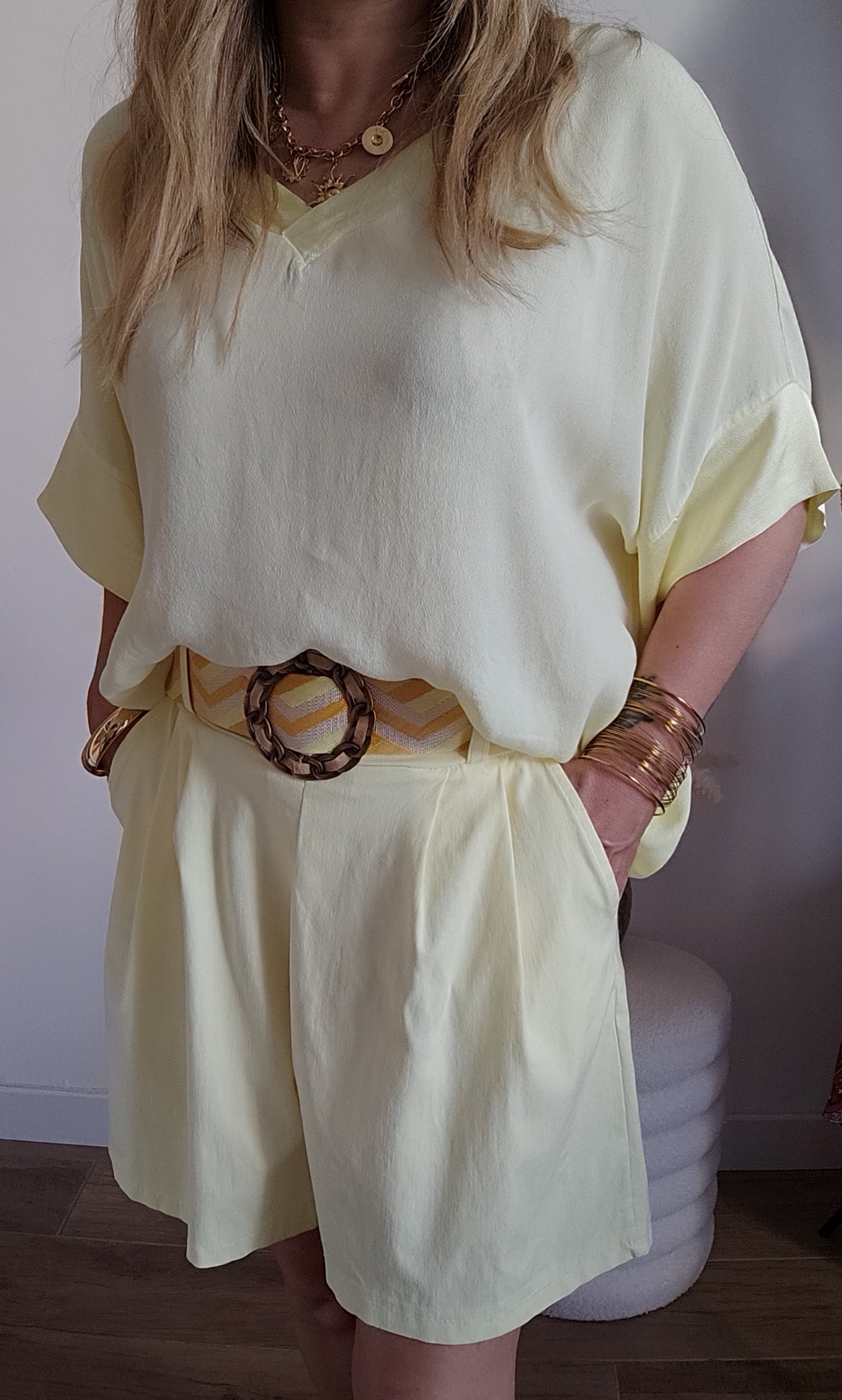 BERMUDA AVEC CEINTURE JAUNE