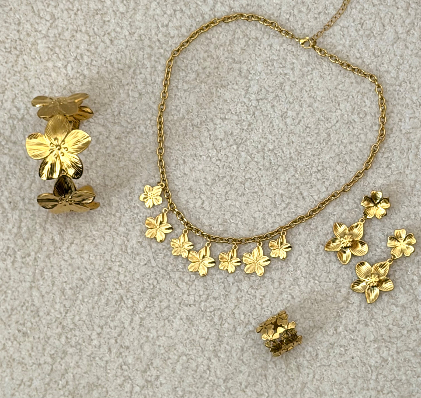 COLLIER FLORA