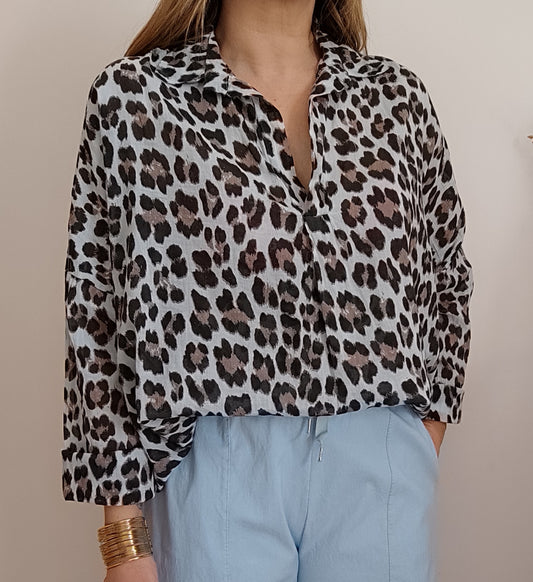 BLOUSE LÉOPARD BLEU CLAIR